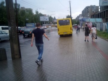 Через зливу у Луцьку затопило магістральні вулиці