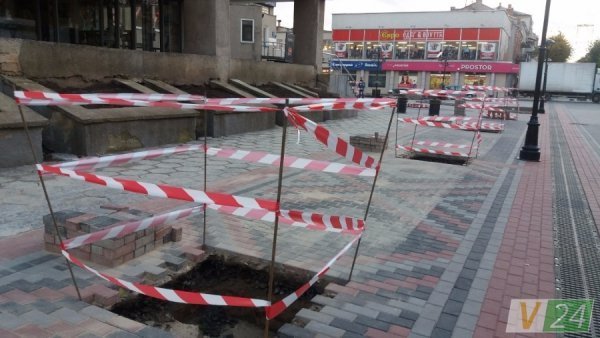 Пояснили, чому в центрі Луцька копають ями під бруківкою