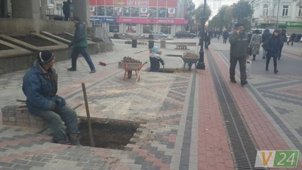 Пояснили, чому в центрі Луцька копають ями під бруківкою