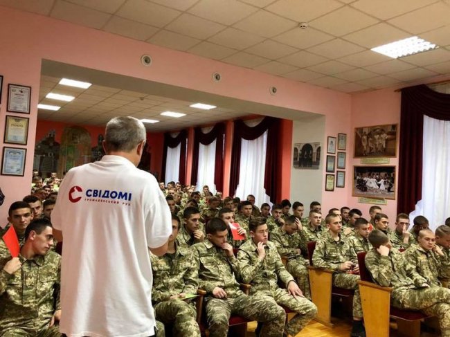 У луцькому військовому ліцеї чесно говорили про алкоголь і наркотики