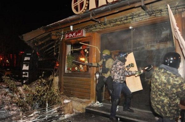 Тітушки розгромили два київські ресторани