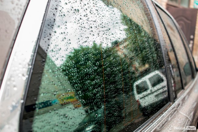 Парасольки і калюжі: дощовий день у Луцьку. ФОТО