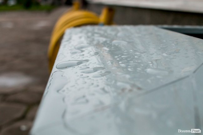 Парасольки і калюжі: дощовий день у Луцьку. ФОТО