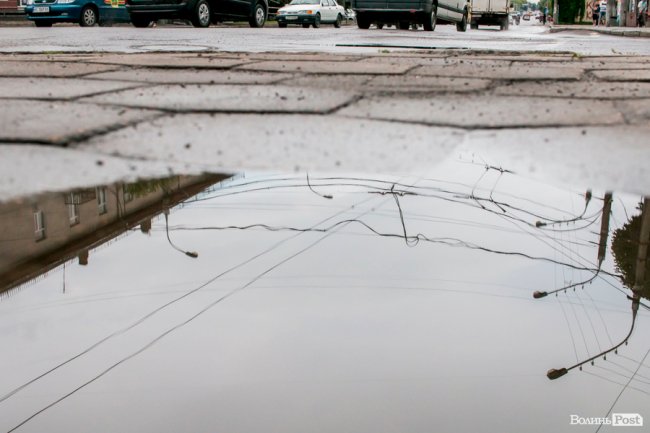 Парасольки і калюжі: дощовий день у Луцьку. ФОТО