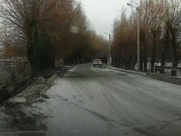 На Волині молоковоз злетів у водойму