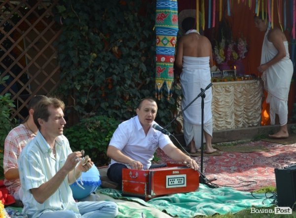 Співають мантру 