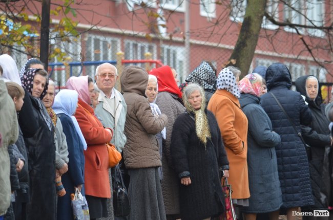Килим із квітів та цілування рук: як у Луцьку зустріли Онуфрія. ФОТОРЕПОРТАЖ
