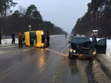 Маршрутка «Луцьк–Рівне» втрапила в аварію та перекинулася