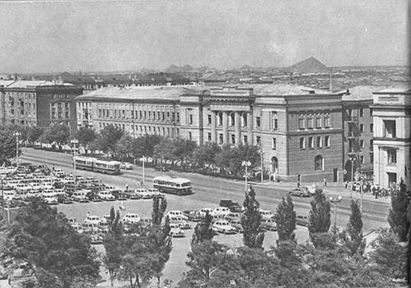 Будівля Донгіпрошахт (зараз Відкрите акціонерне товариство з проектування підприємств вугільної промисловості ВАТ «Дондіпрошахт» Міністерства вугільної промисловості України). Донецьк, 1962 