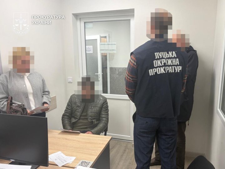 Посадовця Луцької міськради, якого спіймали на хабарі, взяли під варту