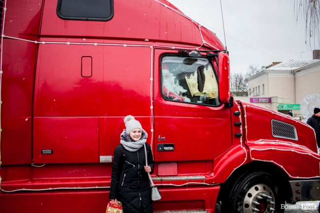 Центр Луцька «поставила на вуха» новорічна фура «Coca-Cola». ФОТО