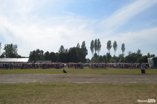 У Луцьку люди вибудувались у слово «Перемога»