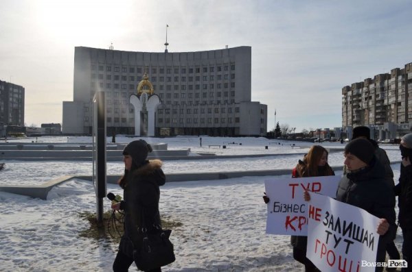 «Кров», міліція і сутичики: у Луцьку відвідали заклади регіоналів. ФОТО