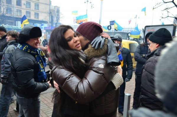 Волинські нардепи вийшли на Євромайдан і обіймалися з Русланою. ФОТО. ДОПОВНЕНО
