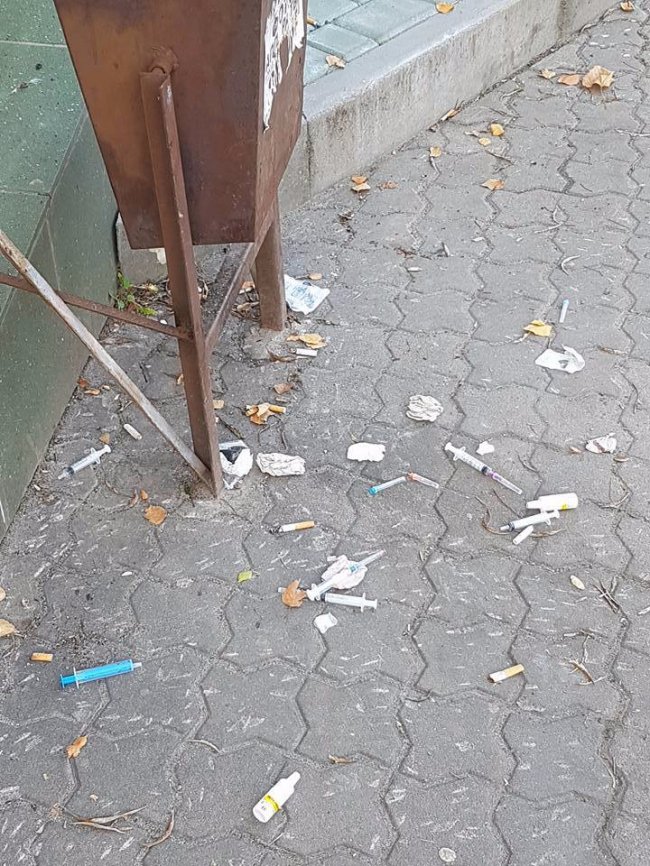 Мешканці Нововолинська нарікають на розкидані у місті шприци