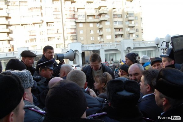 Тиснява під стінами ОДА. ФОТО