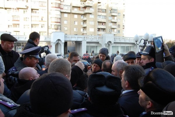 Тиснява під стінами ОДА. ФОТО