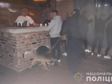 У Луцьку виявили клуб, який працював після опівночі: деякі з відвідувачів мали наркотики