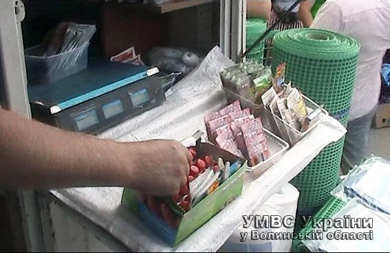 У Луцьку затримали підприємця, який займався підпільним виробництвом гербіцидів. ФОТО