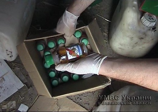 У Луцьку затримали підприємця, який займався підпільним виробництвом гербіцидів. ФОТО