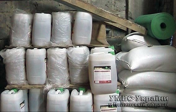 У Луцьку затримали підприємця, який займався підпільним виробництвом гербіцидів. ФОТО