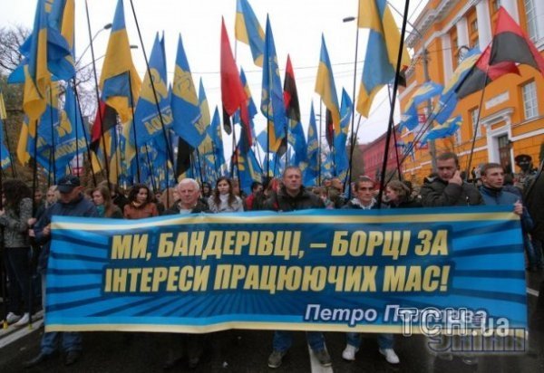 УПА та Бандеру вшанували у Києві ходою. ФОТО