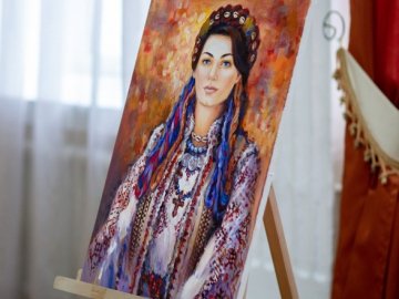 На виставці у Луцькому прикордонному загоні представили портрети молодиць з різних регіонів України. ФОТО