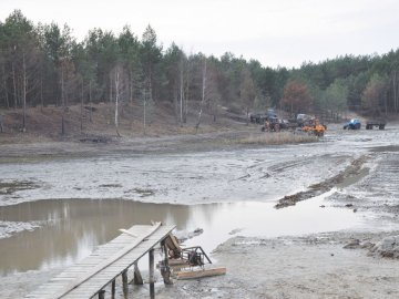Жителі волинського села власноруч очистили дно водойми від мулу