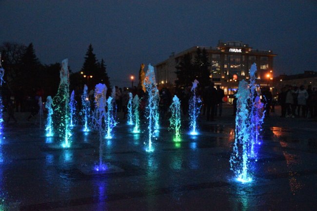 У Луцьку влаштували перший повноцінний запуск головного фонтану міста. ФОТО 