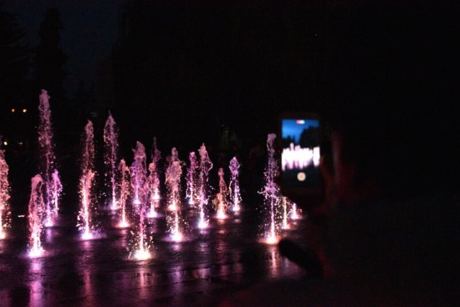 У Луцьку влаштували перший повноцінний запуск головного фонтану міста. ФОТО 