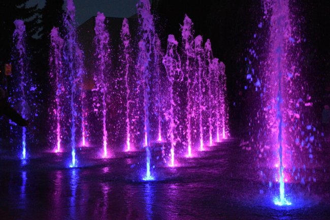 У Луцьку влаштували перший повноцінний запуск головного фонтану міста. ФОТО 