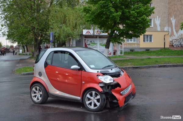 У Луцьку аварія: Smart збив мотоцикліста. ФОТО