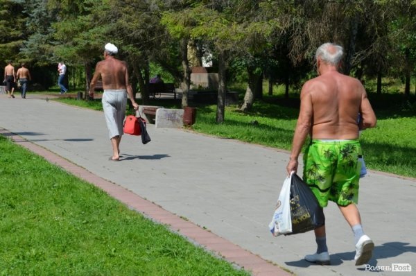 Спека змушує лучан роздягатися і лізти у міські водойми. ФОТО