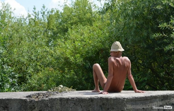 Спека змушує лучан роздягатися і лізти у міські водойми. ФОТО