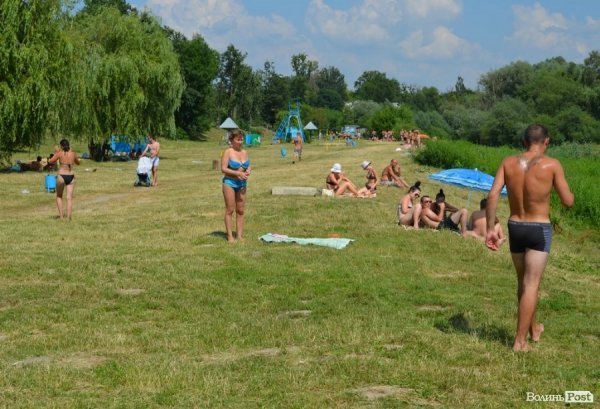 Спека змушує лучан роздягатися і лізти у міські водойми. ФОТО
