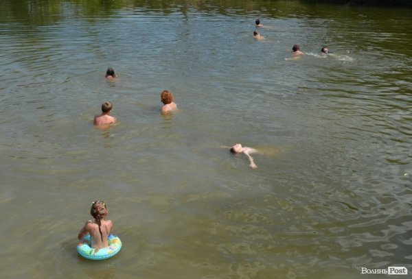 Спека змушує лучан роздягатися і лізти у міські водойми. ФОТО