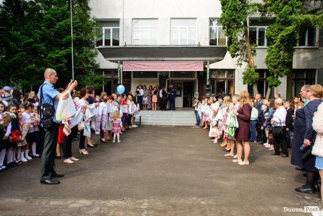 Без пафосу, але з патріотизмом: останній дзвоник у луцькій школі №15. ФОТО