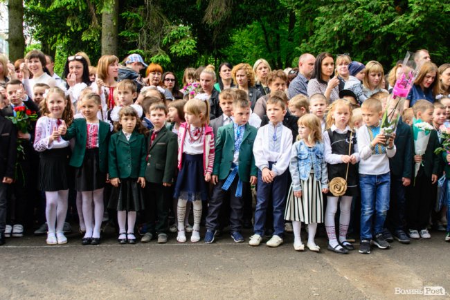 Без пафосу, але з патріотизмом: останній дзвоник у луцькій школі №15. ФОТО