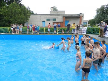 «Школа плавання» у волинських таборах: сотні дітей долучились до водного свята