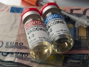 Де та скільки у світі платять вакцинованим громадянам