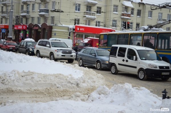 Центральну вулицю Луцька «паралізувало». ФОТО. ВІДЕО