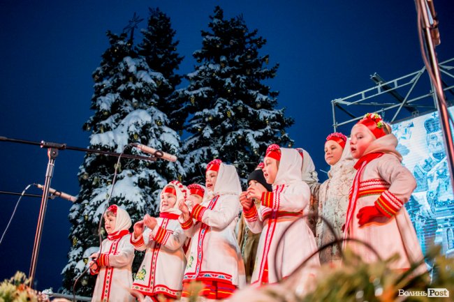 У Луцьку урочисто засвітили головну ялинку міста. ФОТО