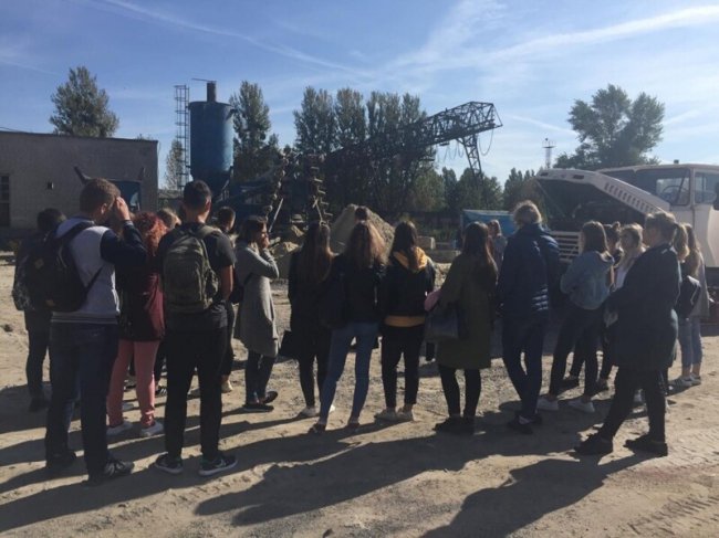 Луцькі студенти «намалювали» портрет керівника «Інвестора»*