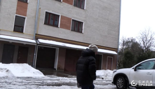 Тетяна Шевчук сідає в автівку