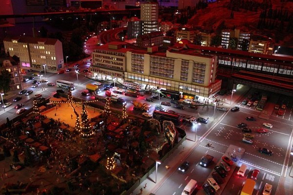 Запалюються вогні, машини включають фари. І перед нами постає зовсім нове місто