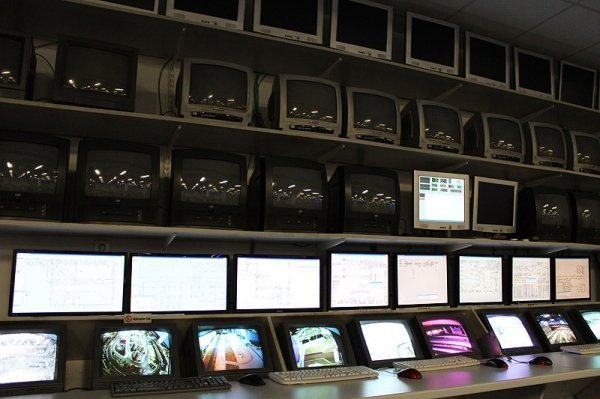 Управляється вся ця краса за допомогою цього пульта