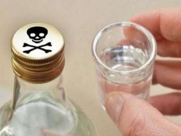 У Луцьку жінка у власній квартирі влаштувала «наливайку» розведеного спирту