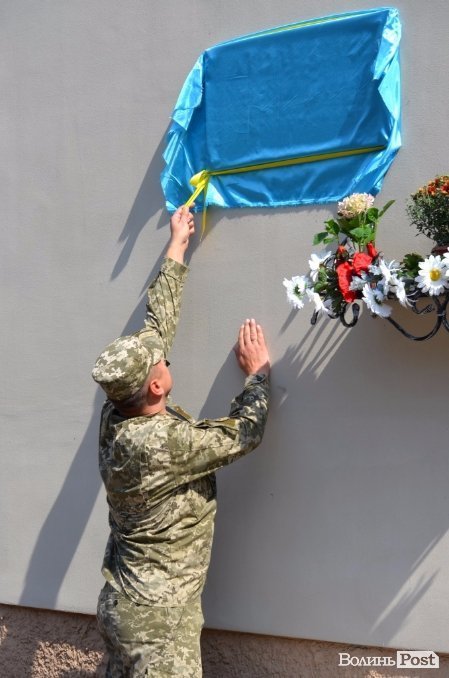 На будинках полеглих героїв АТО вивісили пам’ятні знаки. ФОТО