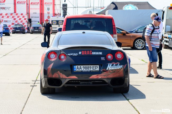У Луцьку стартували видовищні змагання дрег-рейсерів. ФОТО