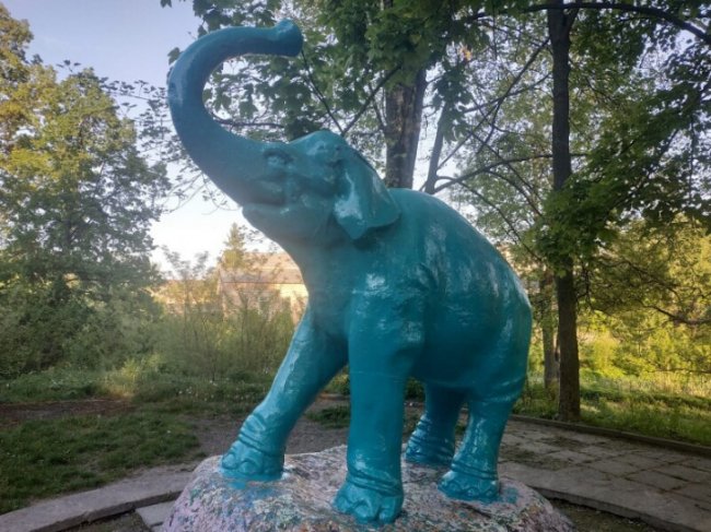 У Луцьку активісти пофарбували скульптуру слоника. ФОТО